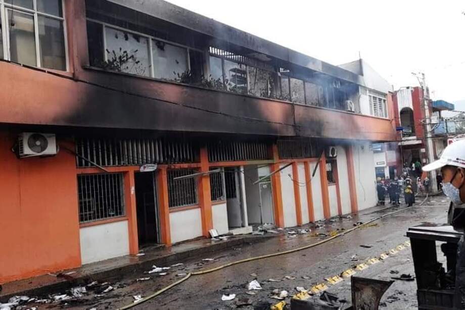 En medio los enfrentamientos también fueron atacadas la sede de la Casa de Justicia, así como el Comando de Policía.