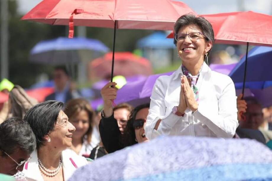 En su discurso, la alcaldesa tocó temas relacionados a la movilidad, el medio ambiente y el paro. También aprovechó para agradecer la pasión por Bogotá de Enrique Peñalosa y a cada uno de los funcionarios que integran su gabinete de gobierno. / Twitter @ClaudiaLópez