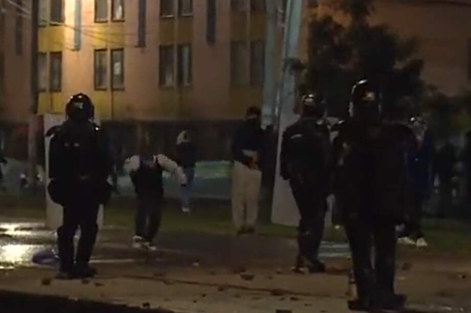 Los enfrentamientos afectaron el funcionamiento de TransMilenio y se extendieron hasta la madrugada.