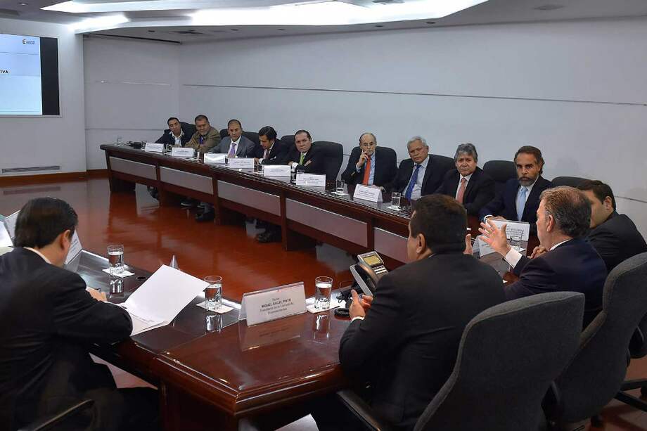 El Jefe del Estado junto con los Presidentes de Senado y Cámara y los dignatarios de los partidos con asiento en el Congreso efectuaron una revisión a la agenda legislativa. / SIG- Presidencia