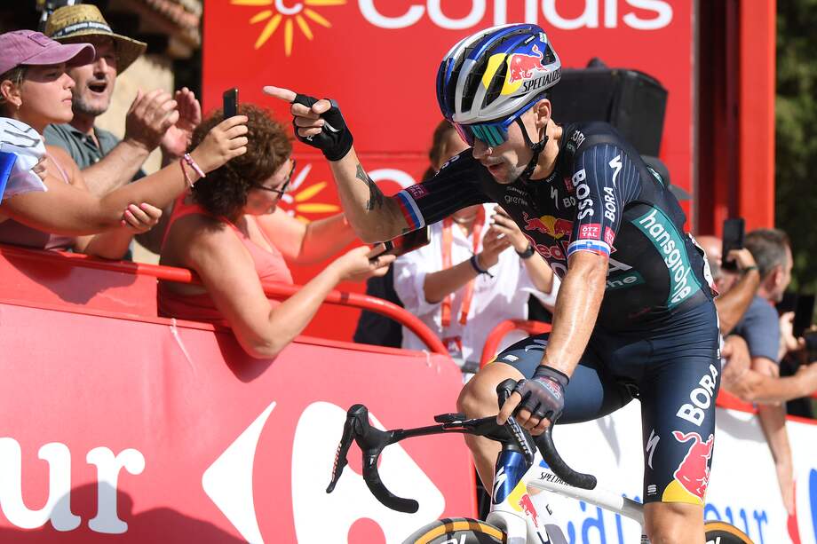 Primoz Roglic busca recortarle más tiempo al líder Ben O'Connor en la etapa 14 de la Vuelta a España.