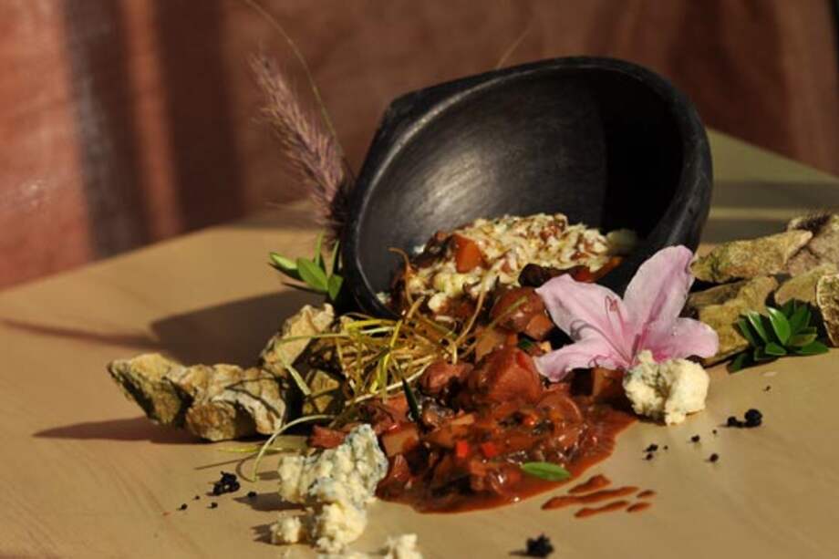 Cazuela de gallina y hongos melosos