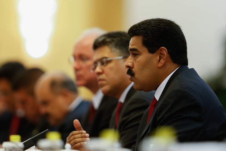 Nicolás Maduro junto a Elías Jaua en Pekín. Foto:AFP
