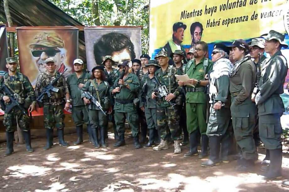 Imagen tomada del video en el que un grupo de exmiembros de las Farc anuncian que retoman las armas en Colombia. / AFP