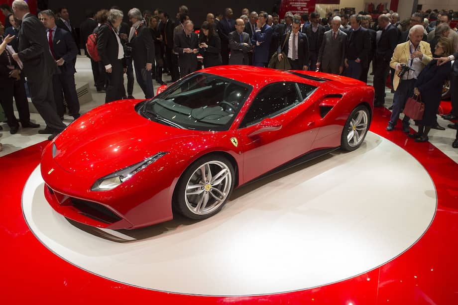 El Ferrari 488 GTB, que debutó en el Salón de Ginebra, vuela a más de 330 km/h. / EFE