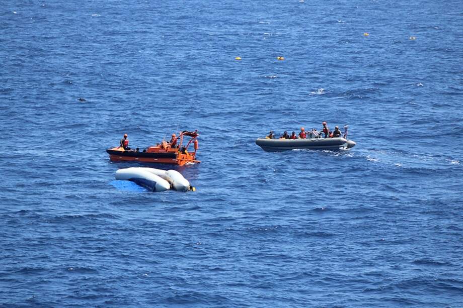 Miembros de la marina de EE. UU asistieron personas en el Mediterráneo. / AFP