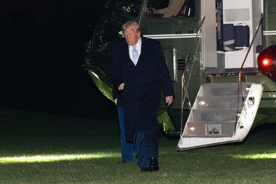El presidente estadounidense Donald J. Trump camina por el jardín sur de la Casa Blanca.