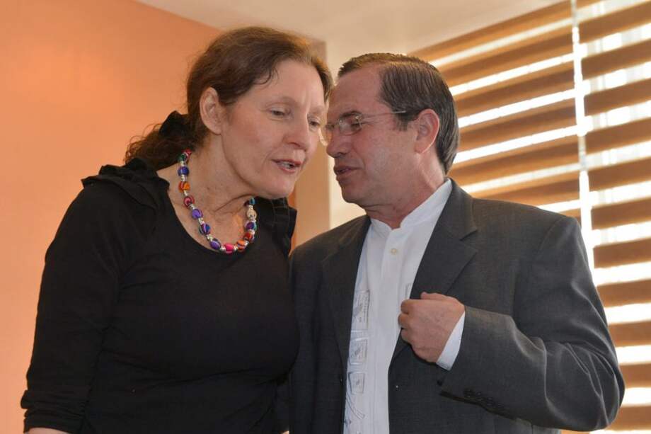 Ricardo Patiño con Christine Assange la madre del fundador de WikiLeaks, Julian Assange. EFE