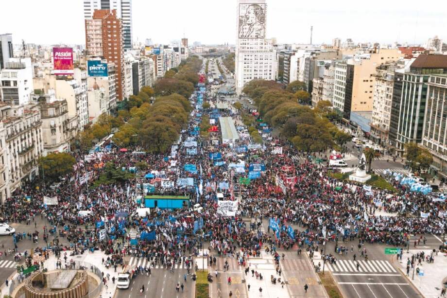 Drone view of 9 de Julio avenue in Buenos Aires, where social organizations gathered to protest against the government of Argentine President Mauricio Macri, and installed a soup kitchen to distruibute free meals on September 12, 2018. Argentinian social organizations demand the declaration of a food emergency amid a financial crisis that has increased and give away food rations as a means of protest against the government. / AFP / IVAN PISARENKO