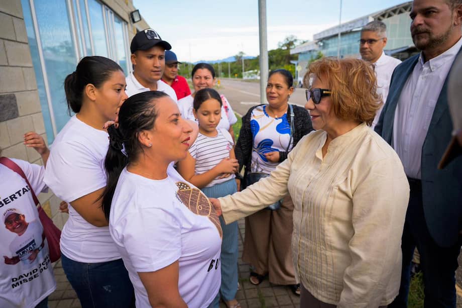 La canciller colombiana, Rosa Yolanda Villavicencio Mapy (d), saludando a un grupo de familiares de detenidos en Venezuela, antes de su reencuentro en Cúcuta (Colombia) el pasado octubre.