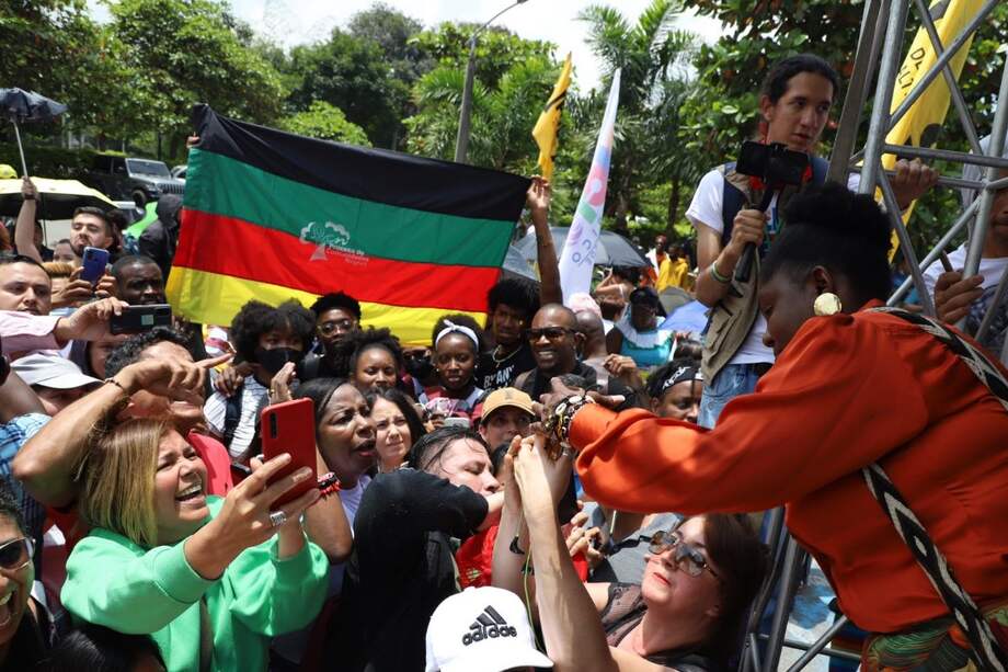 Márquez comenzó su recorrido en la ciudad desde la Plaza Gardel, donde llegaron cientos de personas.