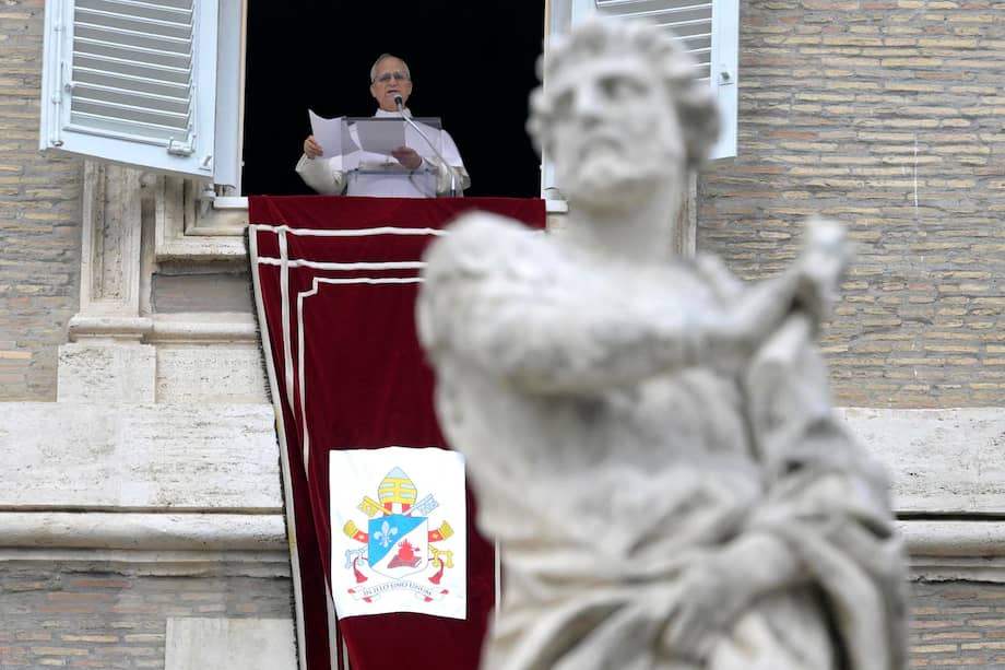 El papa León XIV celebra la oración del Ángelus desde la ventana del Palacio Apostólico.