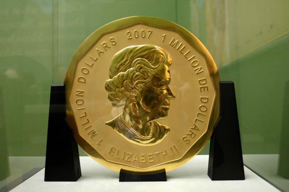 La medalla robada tiene 53 centímetros de diámetro y 3 centímetros de grosor. / AFP.