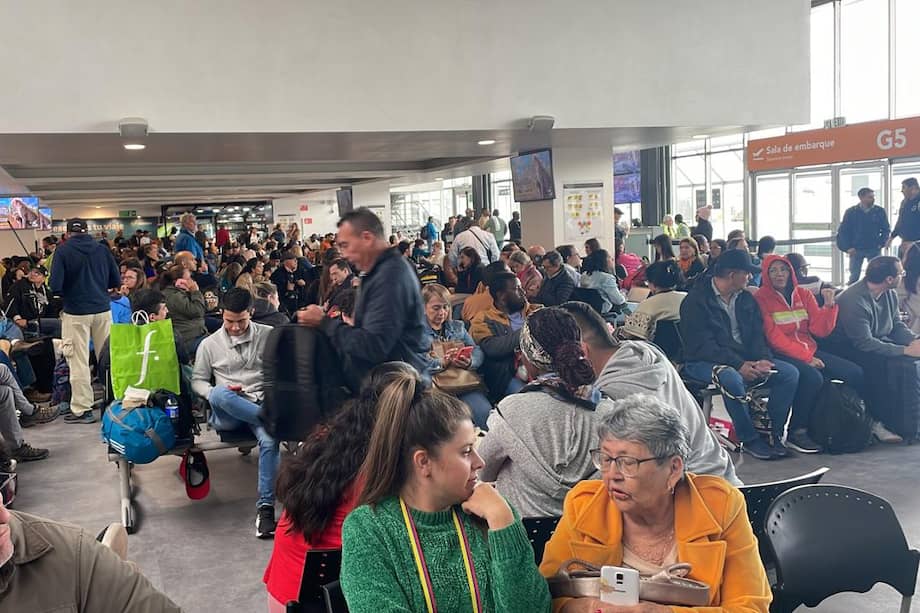 Reportan congestión en el puente aéreo la tarde del viernes 8 de noviembre por cierre del espacio aéreo y condiciones climáticas.