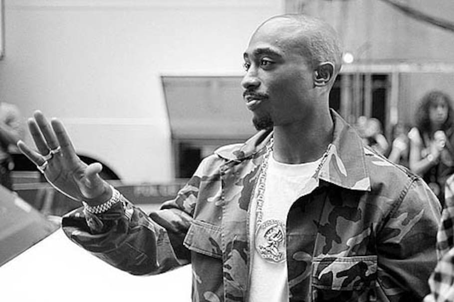 La estrella de rap Tupac Shakur llega al New York's Radio City Music Hall para los premios MTV Video Music Awards, en septiembre 4 de 1996. Nueve días después murió a causa de sus heridas de balas después de un tiroteo que se registró en Las Vegas, Nevada.(AP Photo/Todd Plitt)