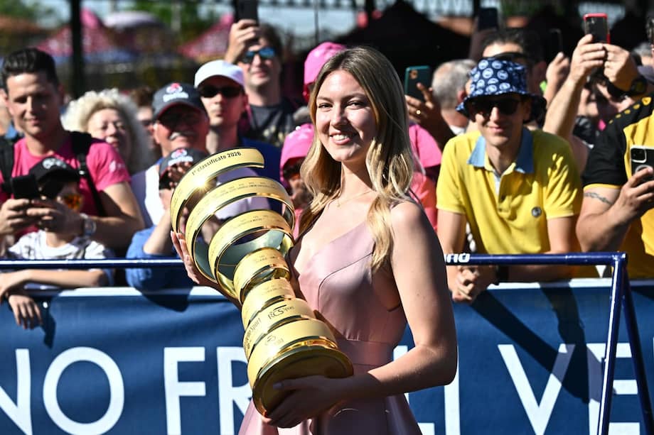 Trofeo del Giro de Italia antes del inicio de la etapa 20, este sábado 30 de mayo de 2026.