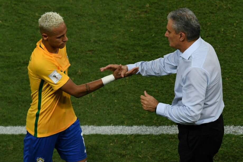 Neymar saluda a Tite tras ser sustituido en el partido entre Brasil y Bolivia. Foto: AFP