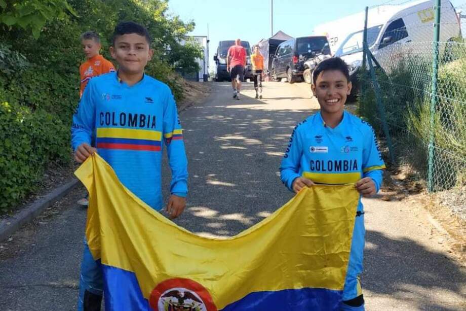 El joven ciclista Juan José Mañozca (izq.) luciendo la bandera de Colombia en Zolder, Bélgica. / Cortesía Fedeciclismo