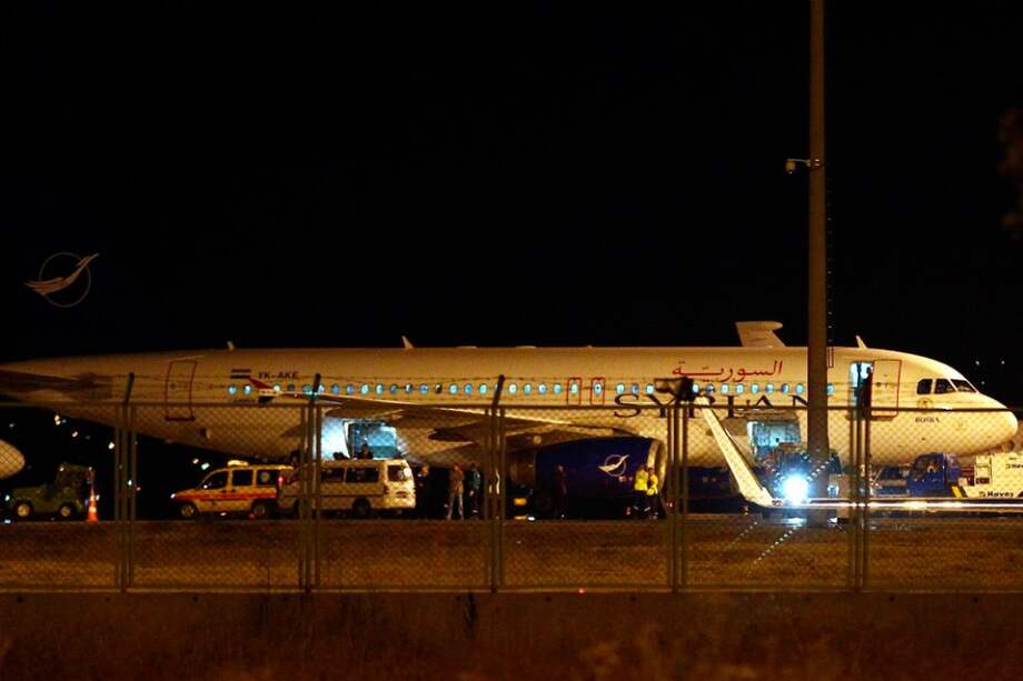 Turquía confisca cargamento sospechoso descubierto en avión de línea sirio