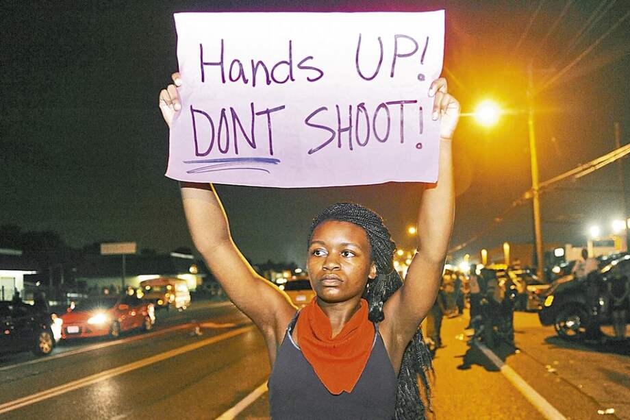 Los disturbios en Ferguson (Misuri) por los excesos de la policía con los afroamericanos no cesan. La población sigue en la calle. / AFP