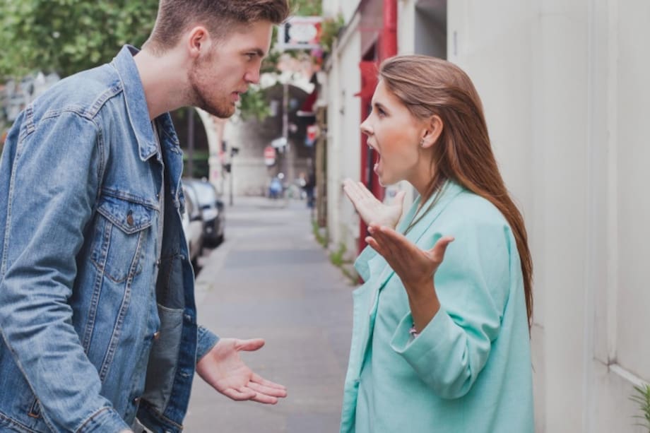Pareja peleando
