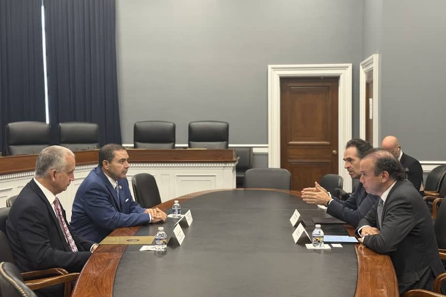 Los alcaldes Federico Gutiérrez (Medellín) y Alejandro Eder (Cali) con los representantes Estadosunidenses Rubén Gallego y Mario Díaz-Balart