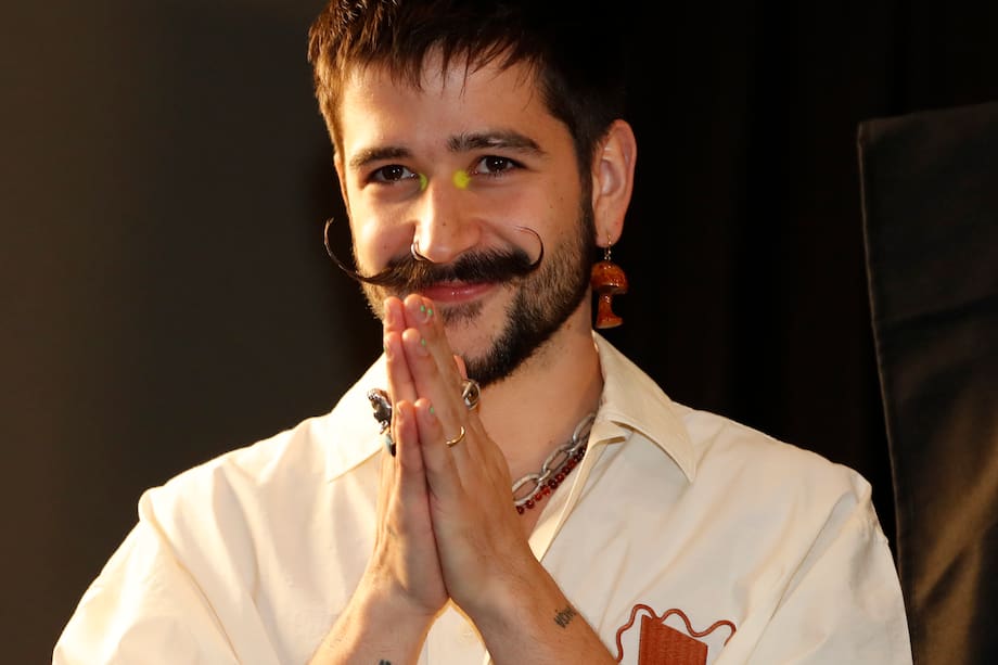 MEX5165. CIUDAD DE MÉXICO (MÉXICO), 31/05/2022.- El cantante colombiano, Camilo, posa hoy, durante una conferencia de prensa en la Ciudad de México (México). Si la gente sabe algo de la vida de Camilo es por que su catálogo musical ha tenido tintes biográficos y en redes sociales se ha abierto a sus seguidores, sobre eso el cantante colombiano asegura que no comprende su música sin relatar sus vivencias y asegura no tenerle miedo a la sobreexposición, según dijo a Efe. EFE/ Mario Guzmán