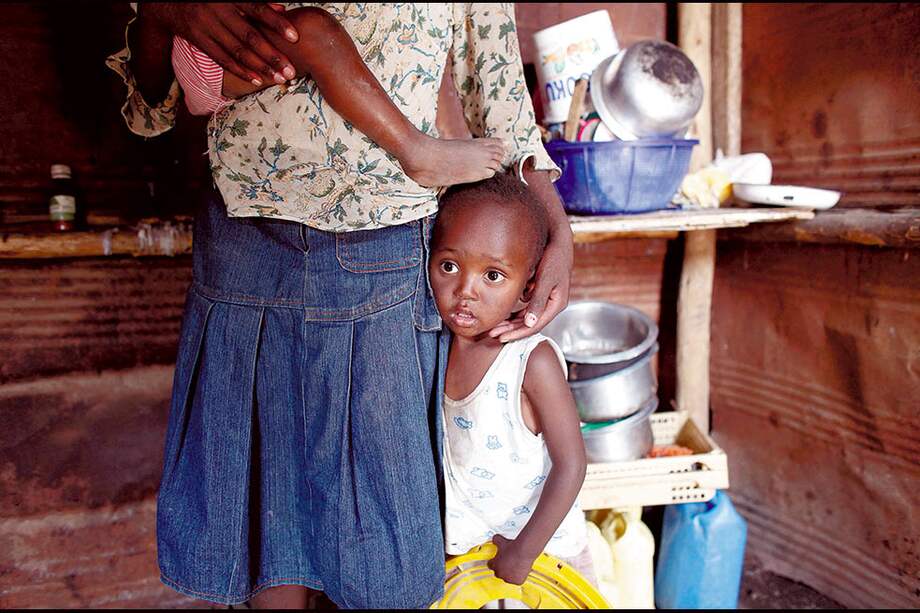 Los niños contagiados de sida en Kenia son blanco del rechazo. No pueden estudiar y sus familiares los abandonan. /AFP