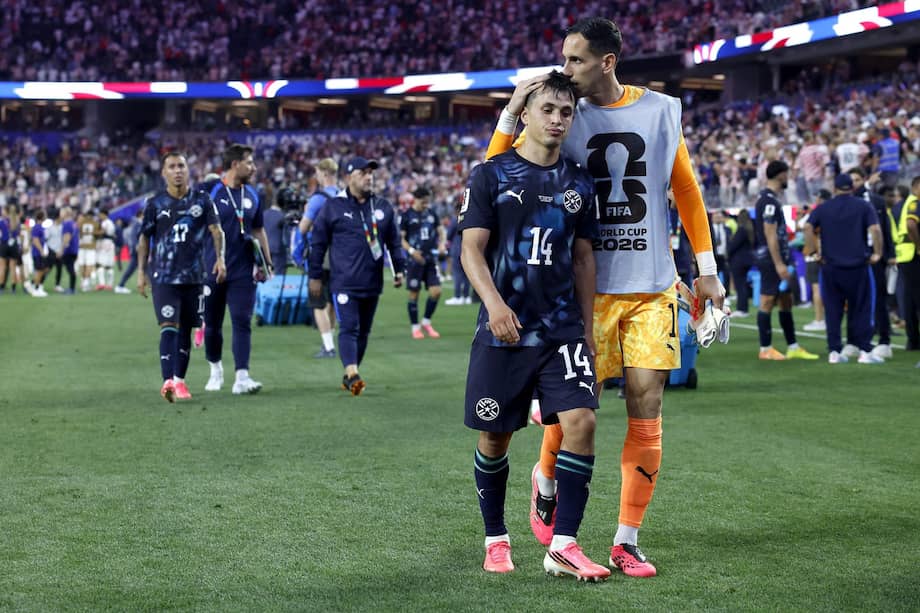Andrés Cubas de Paraguay deja el terreno de juego del SoFi Stadium de Los Ángeles, luego de caer derrotado 4-1 frente a Estados Unidos en el duelo inaugural del grupo B de la Copa Mundial de la FIFA Norteamérica 2026.