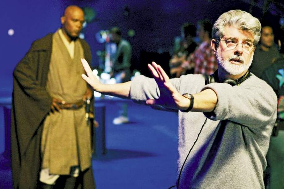 George Lucas durante el rodaje de ‘La guerra de las galaxias’. Al fondo Samuel L. Jackson en su papel del maestro Windu. / Fotos: