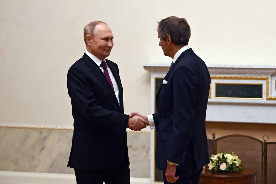 El mandatario ruso dijo estar “abierto a un diálogo” con el Organismo Internacional de la Energía Atómica (OIEA) sobre la situación en la central nuclear de Zaporiyia, situada en el sur de Ucrania y controlada por Rusia desde marzo, luego de un encuentro que sostuvo con el jefe del OIEA, Rafael Grossi, en San Petersburgo.