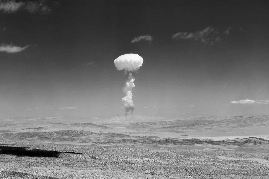 La explosión de una de las bombas atómicas de prueba de los Estados Unidos, en Nevada. / AP