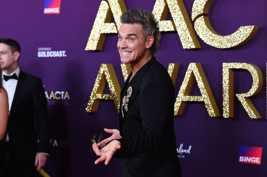 Brisbane (Australia), 07/02/2025.- Robbie Williams poses for a photograph on the red carpet during the Australian Academy of Cinema and Television Arts (AACTA) Awards ceremony at Home of the Arts (HOTA), in Brisbane, Australia, 07 February 2025. (Cine) EFE/EPA/JONO SEARLE AUSTRALIA AND NEW ZEALAND OUT