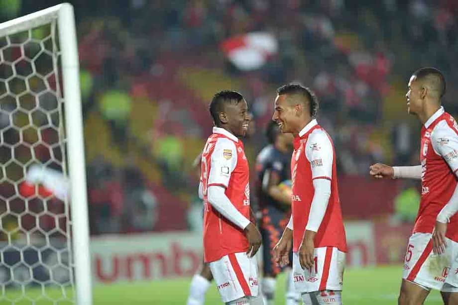 Jefferson Cuero( izq.), Wílder Medina y Yulián Anchico (der.) celebran uno de los goles. /Óscar Pérez
