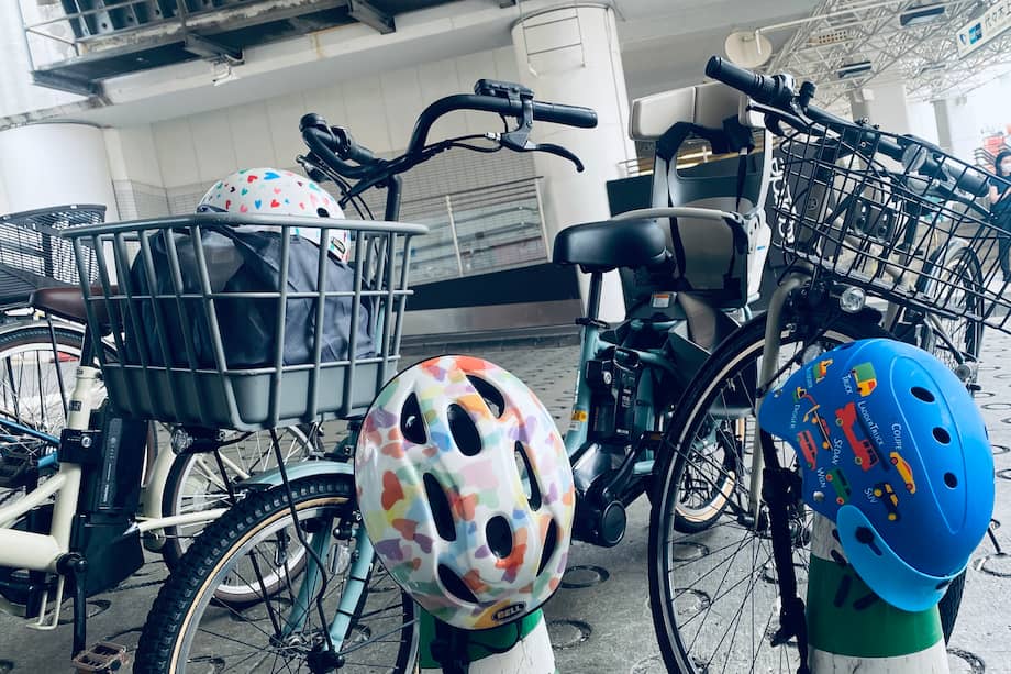 Bicicletas familiares con cascos de niños en la estación de Yoyogi Uehara en Tokio.