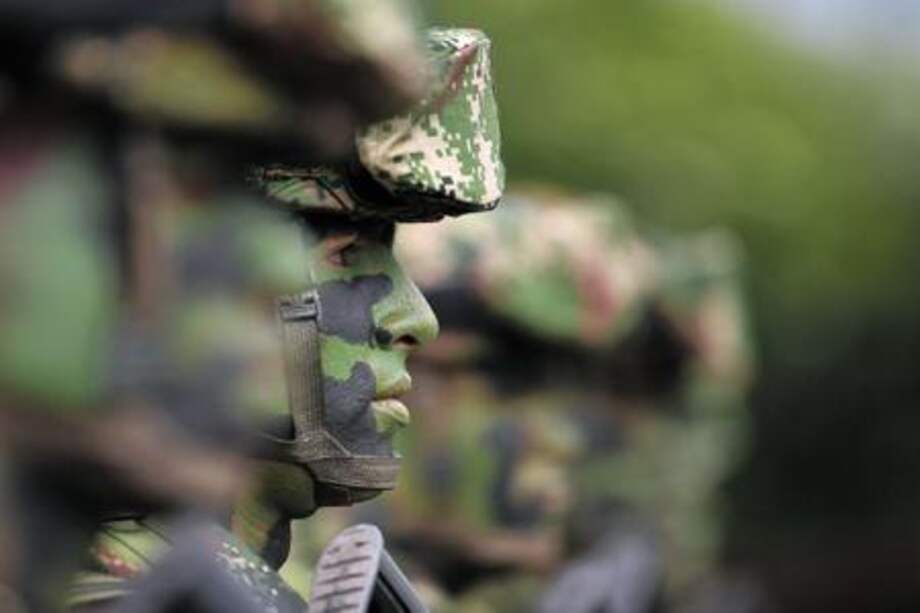 De acuerdo con la Fiscalía, en la red criminal trabajaría una antigua miembro del Ministerio de Defensa. No obstante, no reveló su nombre.