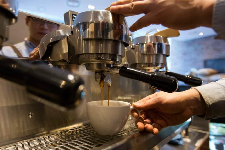 Un barista prepara un café en una tienda en Seúl, Corea del Sur.
