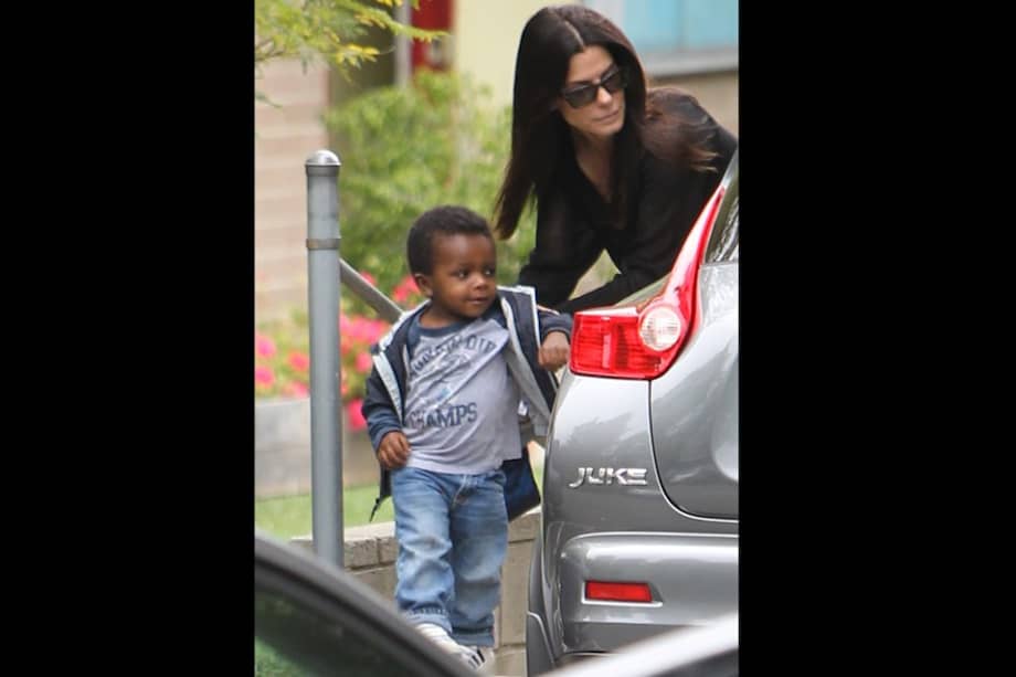 Sandra Bullock y su hijo Louis.