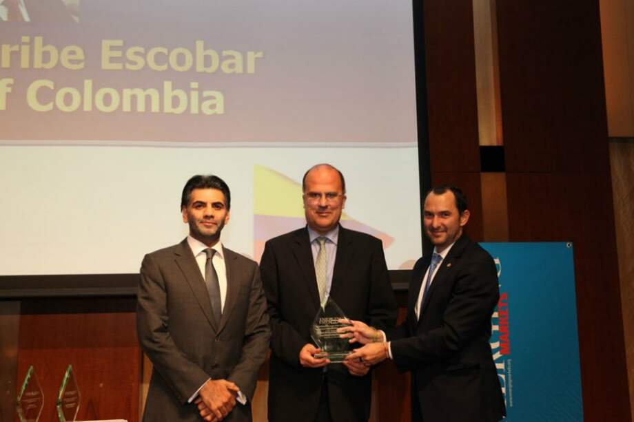 José Darío Uribe recibe premio de mano de Taimur Ahmad, Editor de Emerging Markets/Cortesía