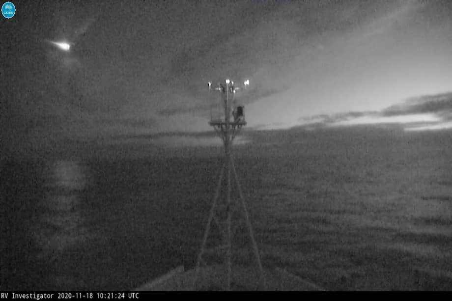 Captura de la desintegración de un meteorito sobre el océano cerca de la isla de Tasmania.