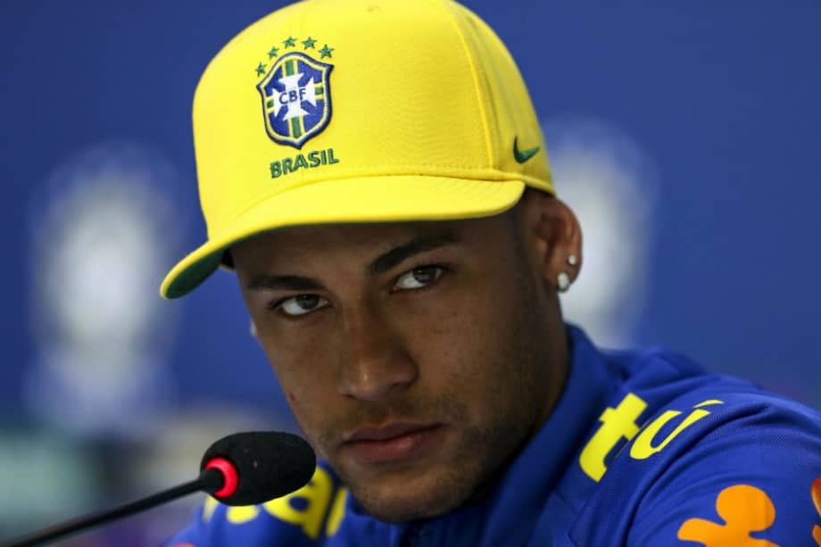 El jugador brasileño Neymar habla en rueda de prensa tras un entrenamiento de la selección olímpica de fútbol. / EFE
