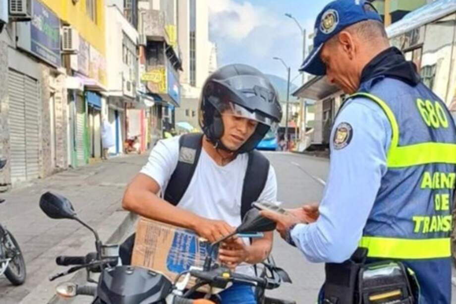 Por no cumplir la norma, los motociclistas podrían recibir sanciones hasta por 15 salarios mínimos diarios.