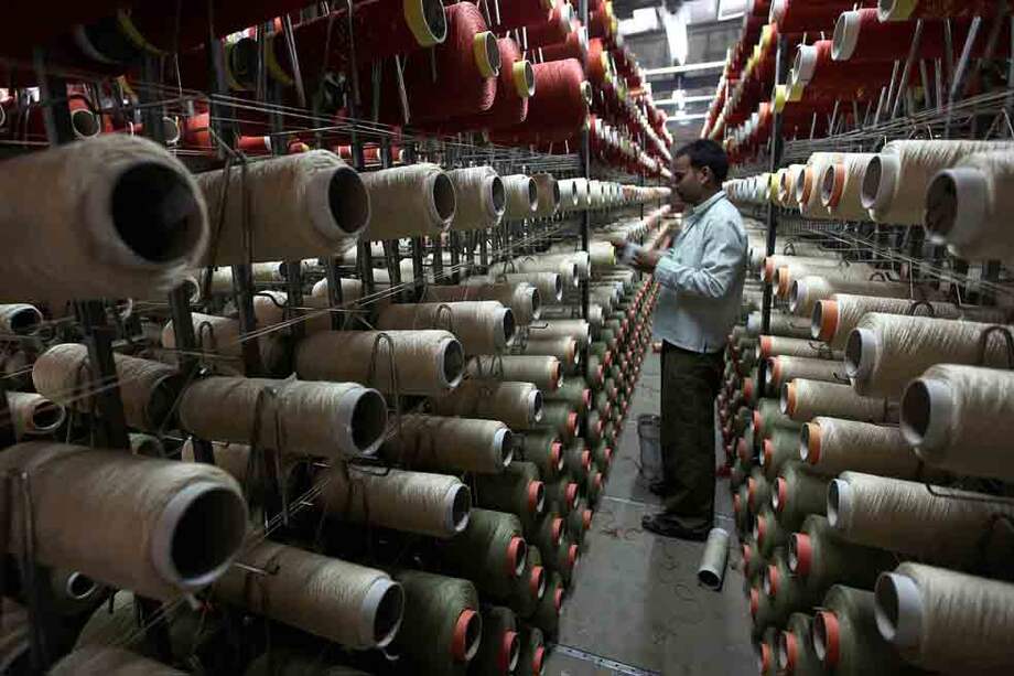 Según la más reciente Encuesta de Opinión Industrial de la Andi, el sector de hilatura registró un pobre desempeño en el primer semestre de 2013./ AFP