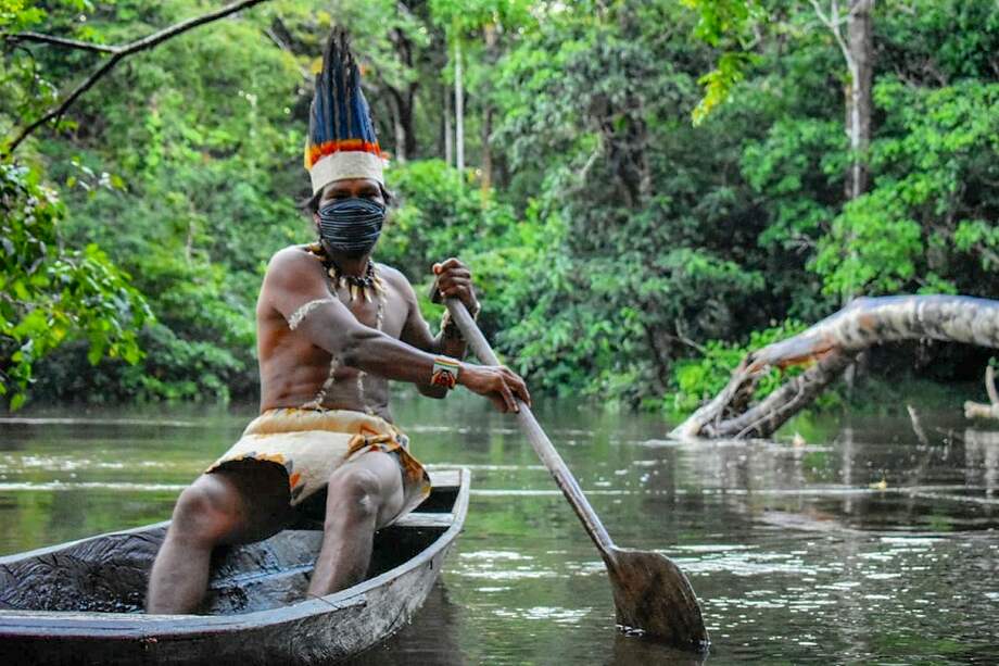 Un indígena huitoto colombiano navega en una balsa por el río Takana en Leticia, departamento de Amazonas,