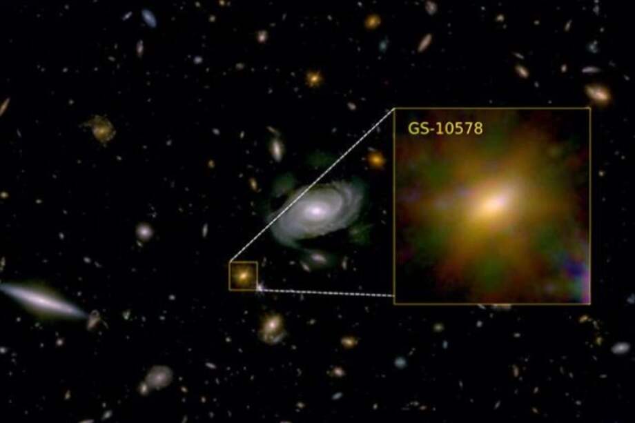(Foto de ARCHIVO) Esta galaxia, llamada oficialmente GS-10578, pero apodada “galaxia de Pablo” en honor al colega que decidió observarla en detalle, es masiva para un período tan temprano en el universo: su masa total es aproximadamente 200.000 millones de veces la masa de nuestro sol, y la mayoría de sus estrellas se formaron hace entre 12.500 y 11.500 millones de años.