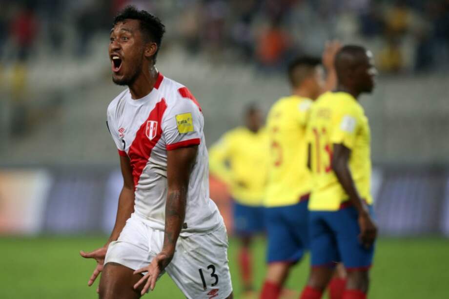 El delantero peruano Renato Tapia celebra la anotación frente a Ecuador. / EFE