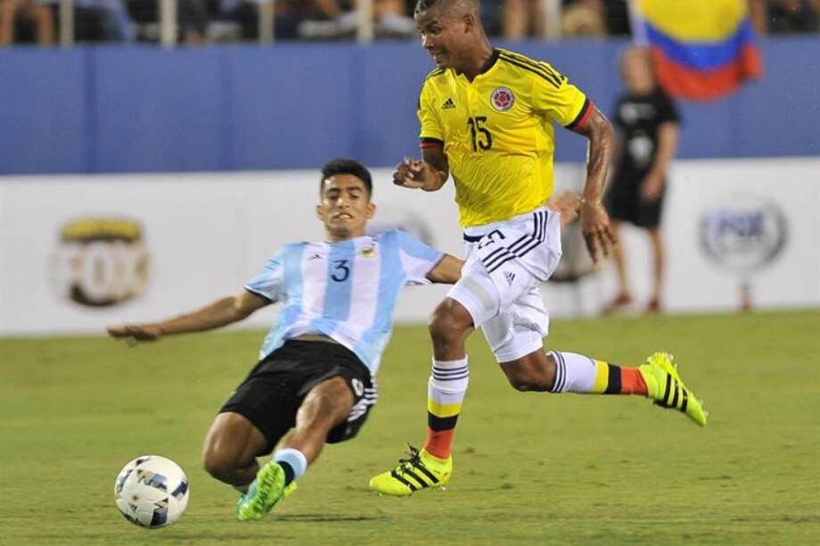 Alexis Soto (i) de Argentina disputa el balón contra Wilmar Barrios (d) durante el partido preolímpico amistoso entre Colombia y Argentina. / EFE