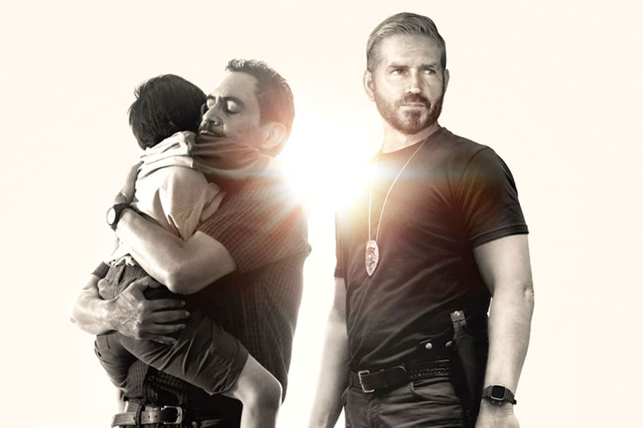 La película dirigida por el mexicano Alejandro Monteverde y protagonizada por Jim Caviezel cuenta la historia real de Tim Ballard, un exagente del gobierno de Estados Unidos que decide viajar a Colombia para rescatar a dos hermanos que fueron raptados por una mafia de tráfico sexual infantil.