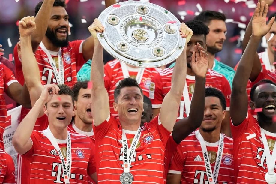 Robert Lewandowski levanta el título de Bundesliga // Twitter @lewy_official