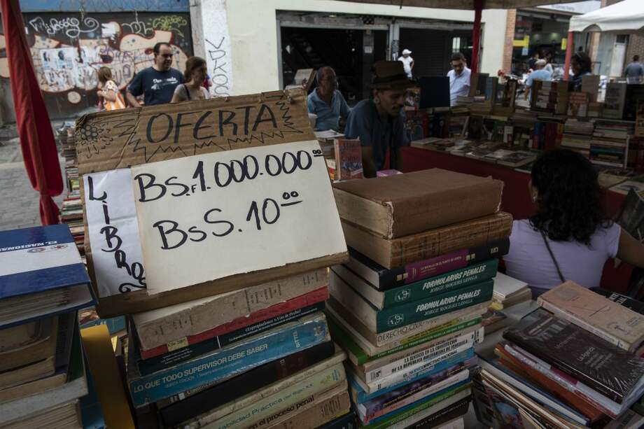 El bolívar ahora será reemplazado por el bolívar soberano, con cinco ceros menos. / Bloomberg News.